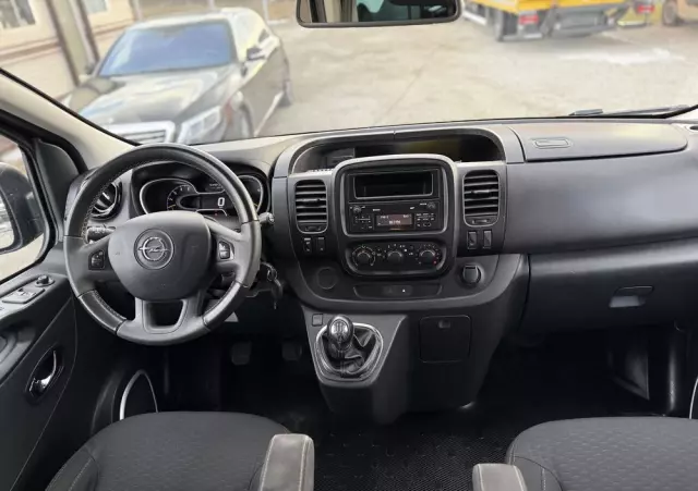 OPEL VIVARO 145KM/ Brygadówka 5 osób/rej.na 8/Klima/Tempomat/Kamera/Hak/fv Vat 23% 