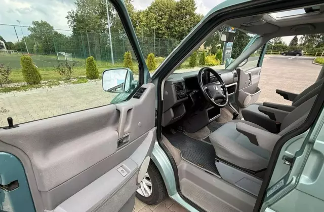 VOLKSWAGEN Multivan 