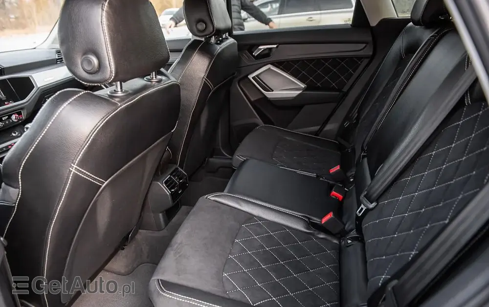 AUDI Q3 35 TFSI S line