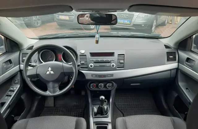 MITSUBISHI Lancer 