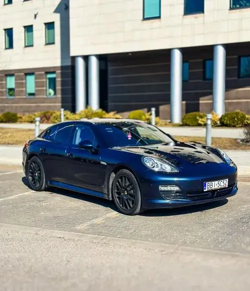 PORSCHE Panamera 