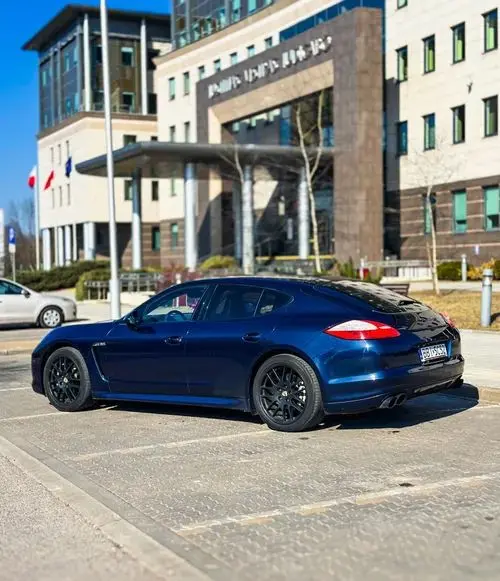 PORSCHE Panamera 