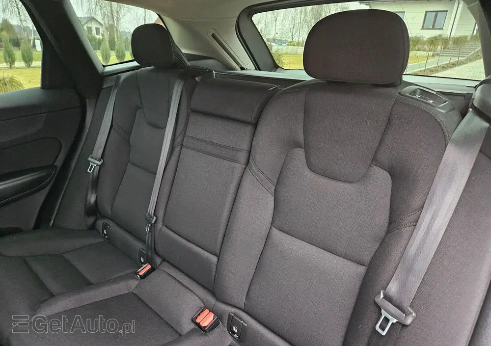 VOLVO XC 60 T4 Momentum Pro