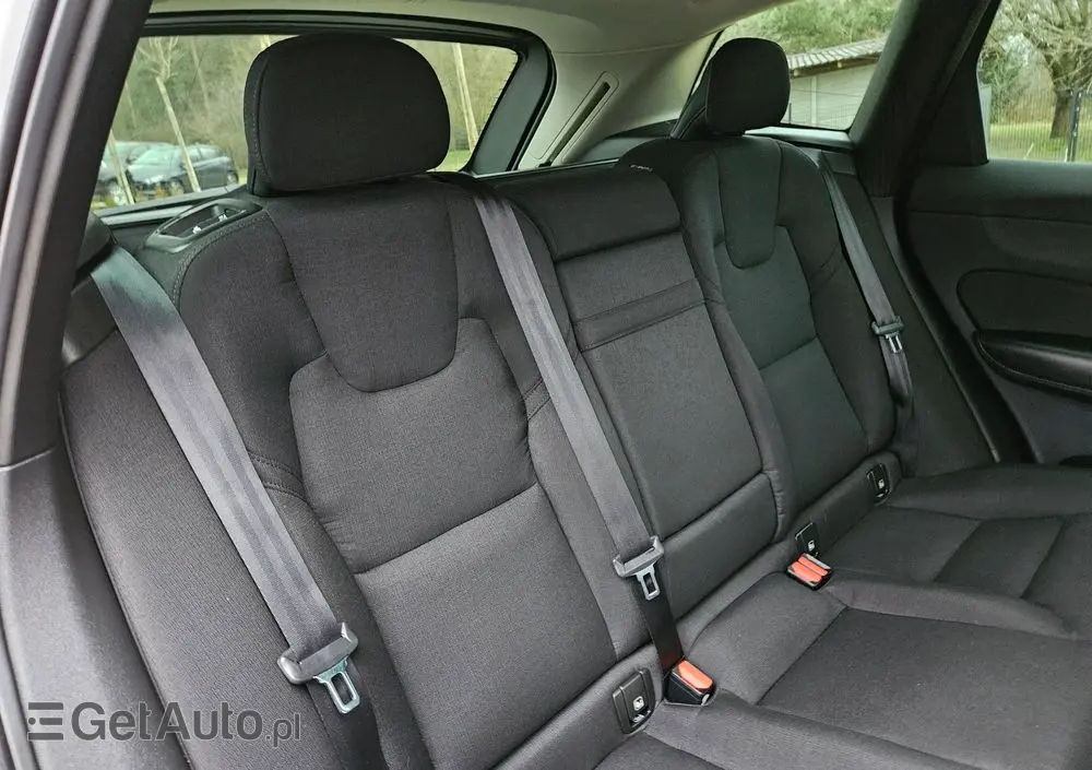 VOLVO XC 60 T4 Momentum Pro