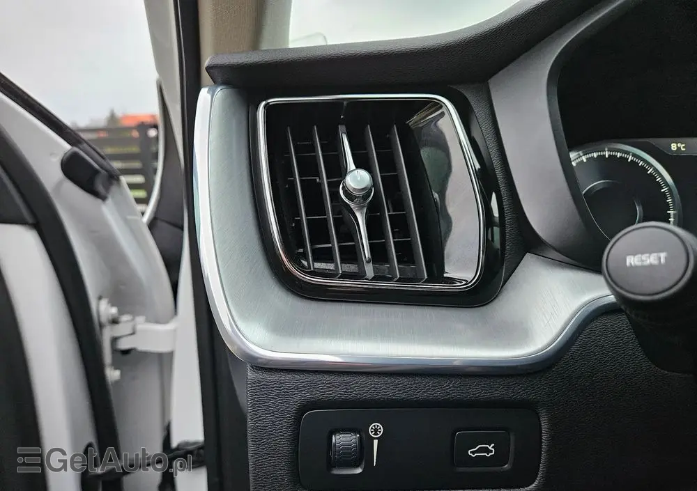 VOLVO XC 60 T4 Momentum Pro