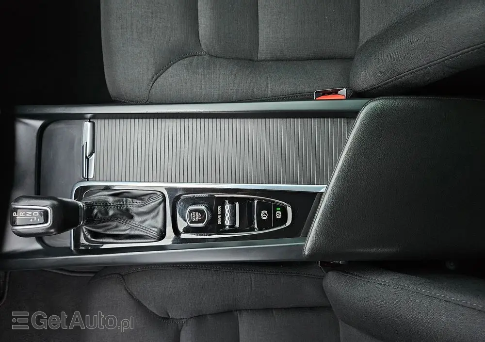 VOLVO XC 60 T4 Momentum Pro