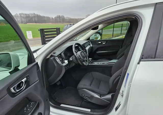VOLVO XC 60 T4 Momentum Pro