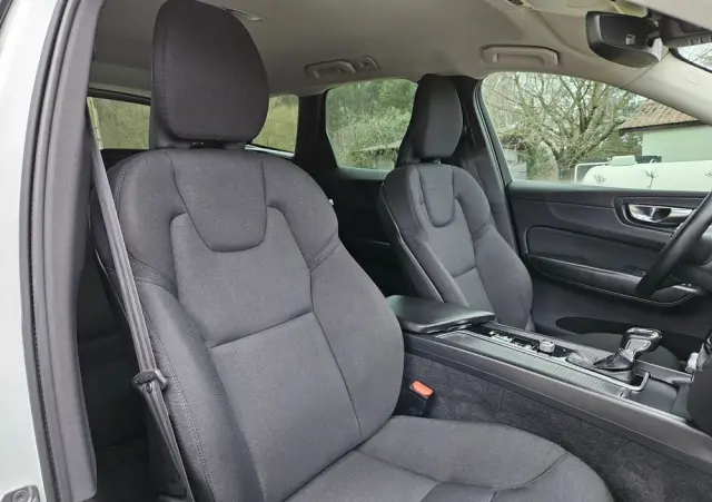 VOLVO XC 60 T4 Momentum Pro