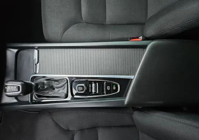 VOLVO XC 60 T4 Momentum Pro