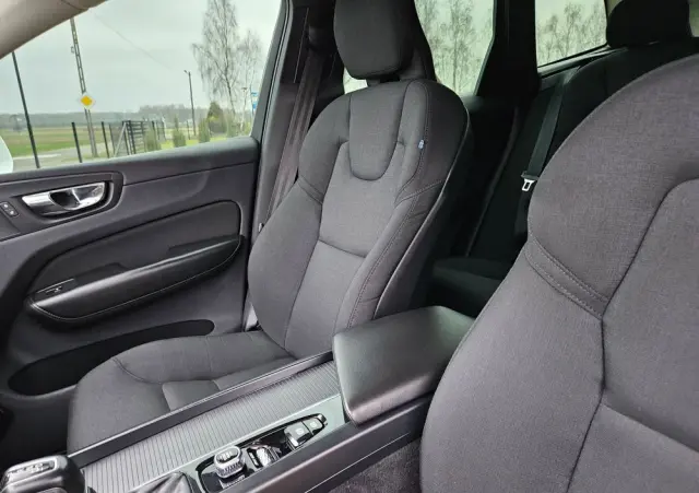 VOLVO XC 60 T4 Momentum Pro