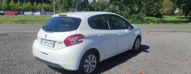 PEUGEOT 208 