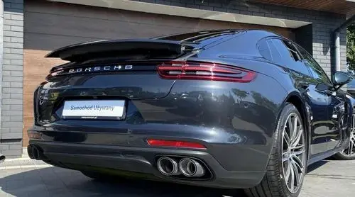 PORSCHE Panamera 