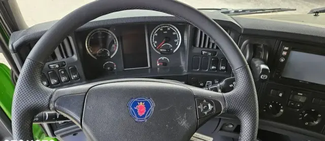 SCANIA G360 / KONTENER 8,5 M / ROLETA / OPONY 80% / AUTOMAT 