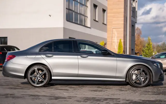 MERCEDES-BENZ Klasa E 220 d 9G-TRONIC AMG Line