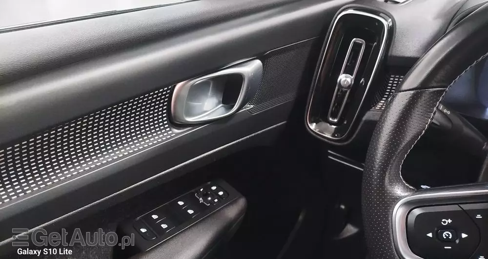 VOLVO XC 40 D3 R-Design