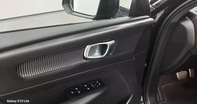 VOLVO XC 40 D3 R-Design