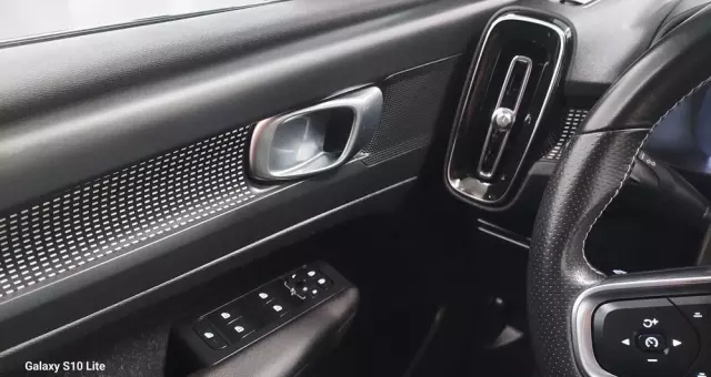 VOLVO XC 40 D3 R-Design