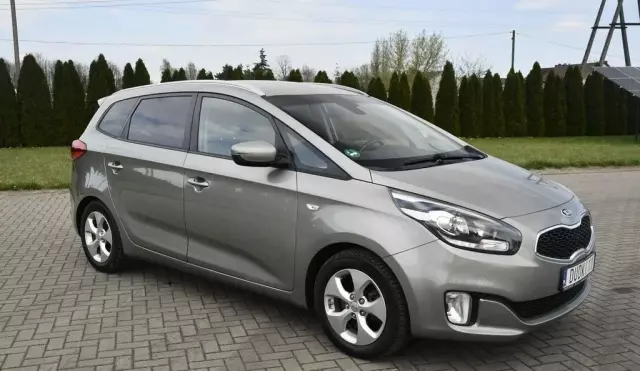 KIA Carens 