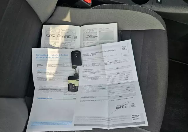 TOYOTA Auris 1.8 VVT-i Hybrid Automatik Executive