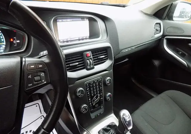 VOLVO V40 Cross Country D2 Momentum