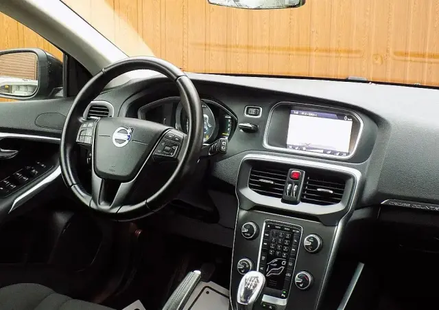 VOLVO V40 Cross Country D2 Momentum