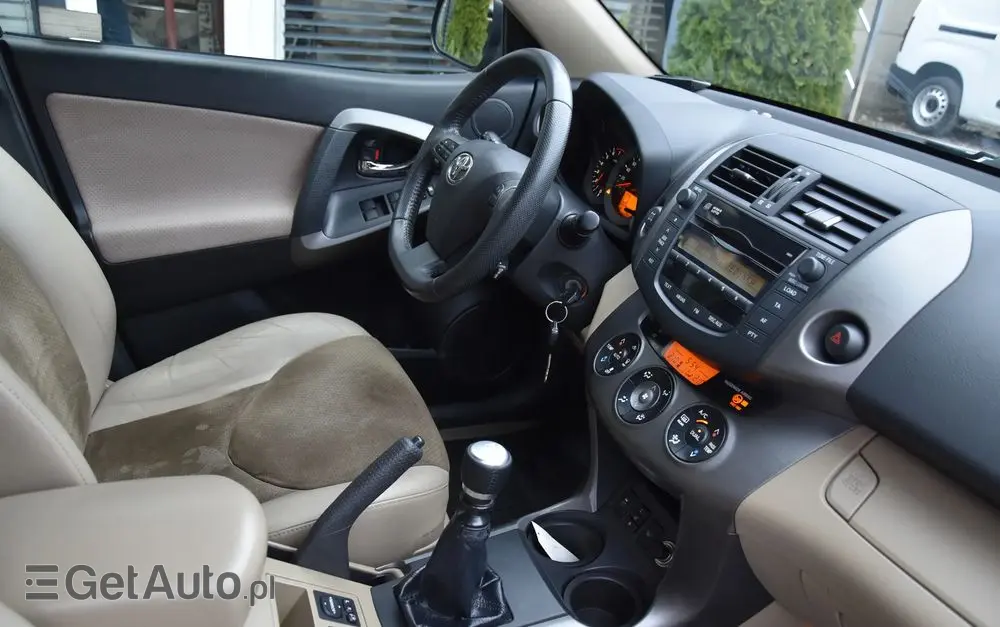 TOYOTA RAV4 2.0 VVT-i Premium