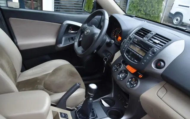 TOYOTA RAV4 2.0 VVT-i Premium