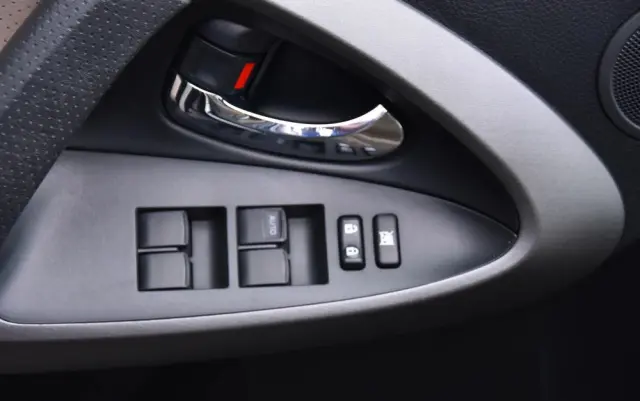 TOYOTA RAV4 2.0 VVT-i Premium