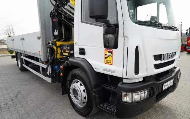 IVECO 180E25 / 4X2 / SKRZYNIOWY 7,5m + HDS HYVA HB150X MAX UDŹWIG 5 200KG / STEROWNIE RADIOWE  / ROTATOR / AUTOMAT 