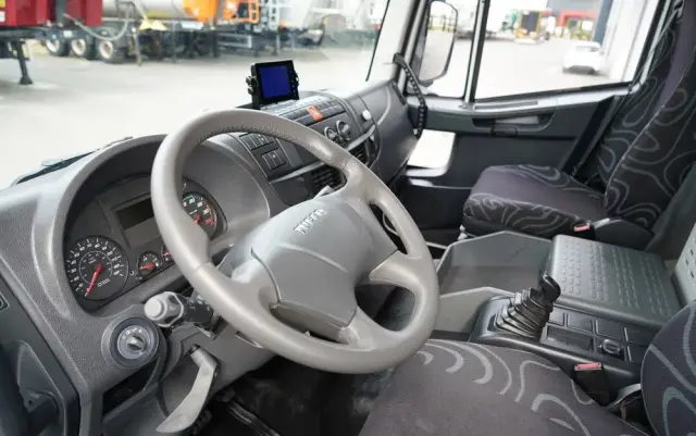 IVECO 180E25 / 4X2 / SKRZYNIOWY 7,5m + HDS HYVA HB150X MAX UDŹWIG 5 200KG / STEROWNIE RADIOWE  / ROTATOR / AUTOMAT 