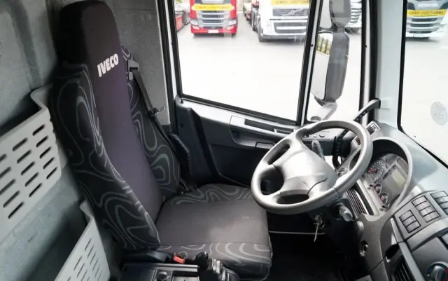 IVECO 180E25 / 4X2 / SKRZYNIOWY 7,5m + HDS HYVA HB150X MAX UDŹWIG 5 200KG / STEROWNIE RADIOWE  / ROTATOR / AUTOMAT 