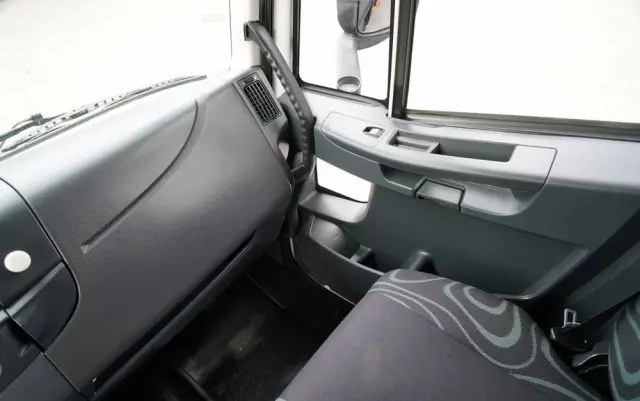 IVECO 180E25 / 4X2 / SKRZYNIOWY 7,5m + HDS HYVA HB150X MAX UDŹWIG 5 200KG / STEROWNIE RADIOWE  / ROTATOR / AUTOMAT 