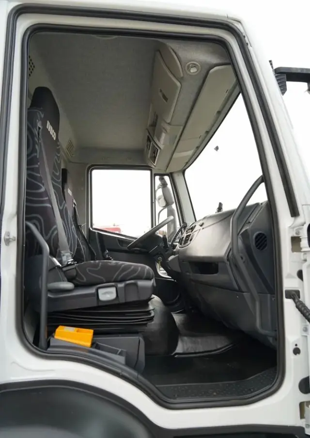 IVECO 180E25 / 4X2 / SKRZYNIOWY 7,5m + HDS HYVA HB150X MAX UDŹWIG 5 200KG / STEROWNIE RADIOWE  / ROTATOR / AUTOMAT 