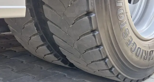 IVECO 180E25 / 4X2 / SKRZYNIOWY 7,5m + HDS HYVA HB150X MAX UDŹWIG 5 200KG / STEROWNIE RADIOWE  / ROTATOR / AUTOMAT 