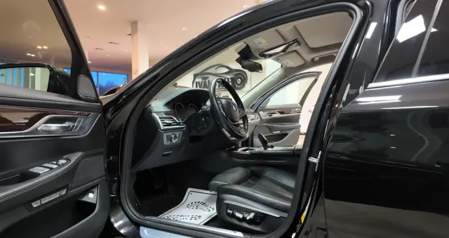 BMW Seria 7 750Li xDrive Edition Exclusive