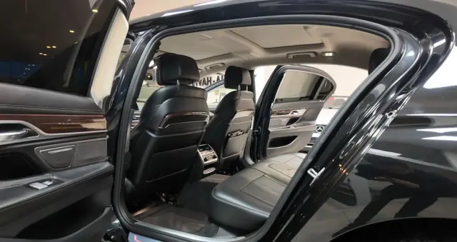 BMW Seria 7 750Li xDrive Edition Exclusive