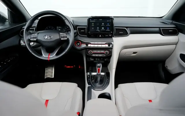 HYUNDAI Veloster 