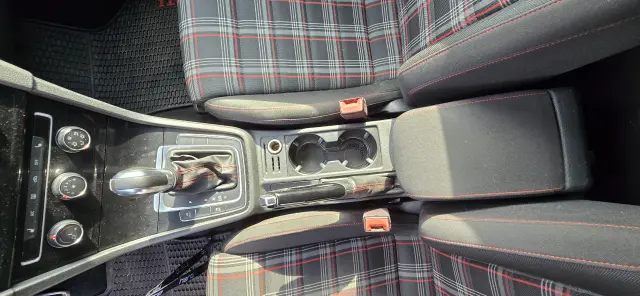 VOLKSWAGEN Golf GTI DSG