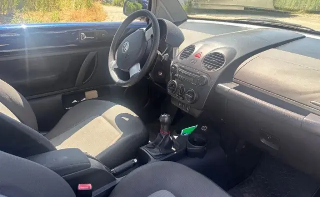 VOLKSWAGEN New Beetle 