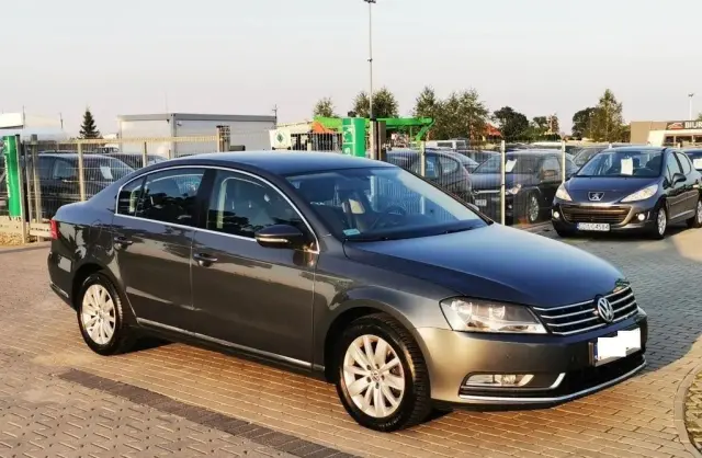 VOLKSWAGEN Passat 