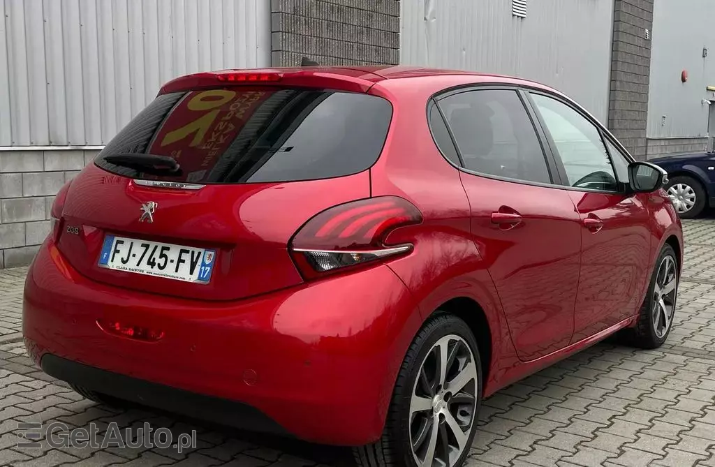 PEUGEOT 208 