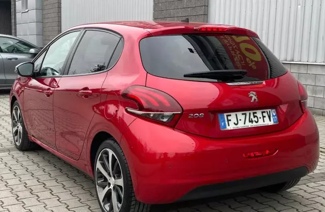 PEUGEOT 208 