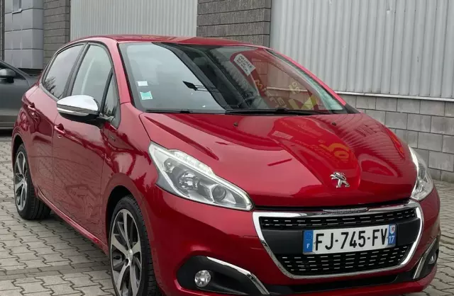 PEUGEOT 208 