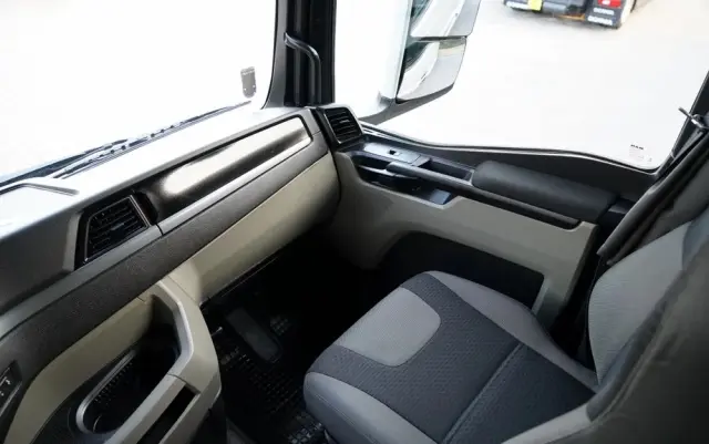 MAN TGX 18.510 / GX / MEGA  / LOW DECK / NAVI RIO 