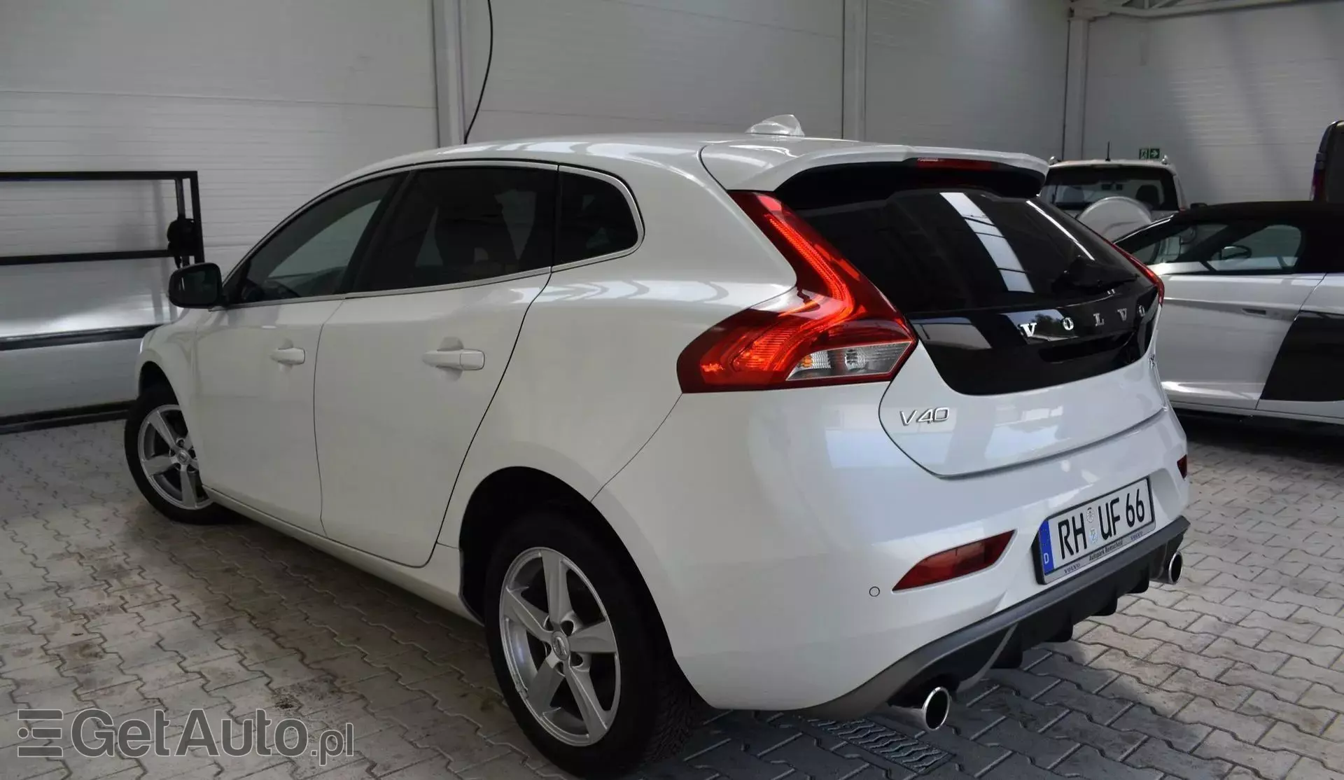VOLVO V40 