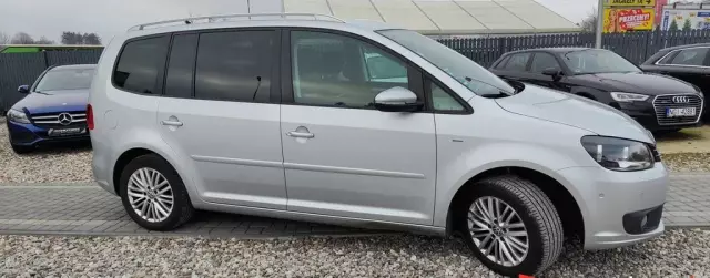 VOLKSWAGEN Touran 