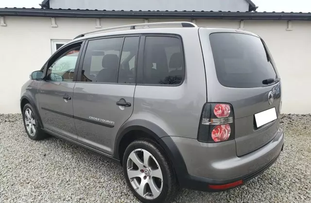 VOLKSWAGEN Touran 