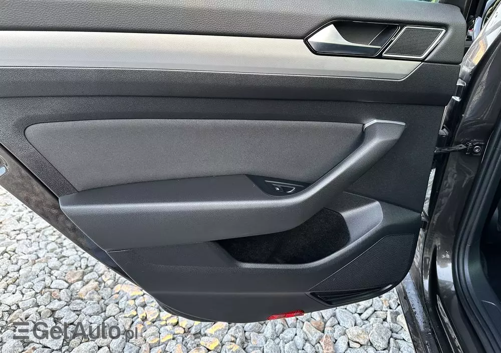 VOLKSWAGEN Passat Variant 2.0 TDI DSG (BlueMotion Technology) Trendline