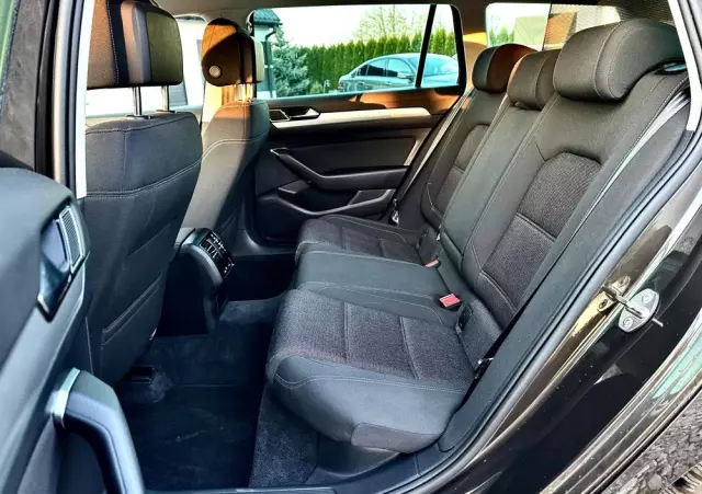 VOLKSWAGEN Passat Variant 2.0 TDI DSG (BlueMotion Technology) Trendline