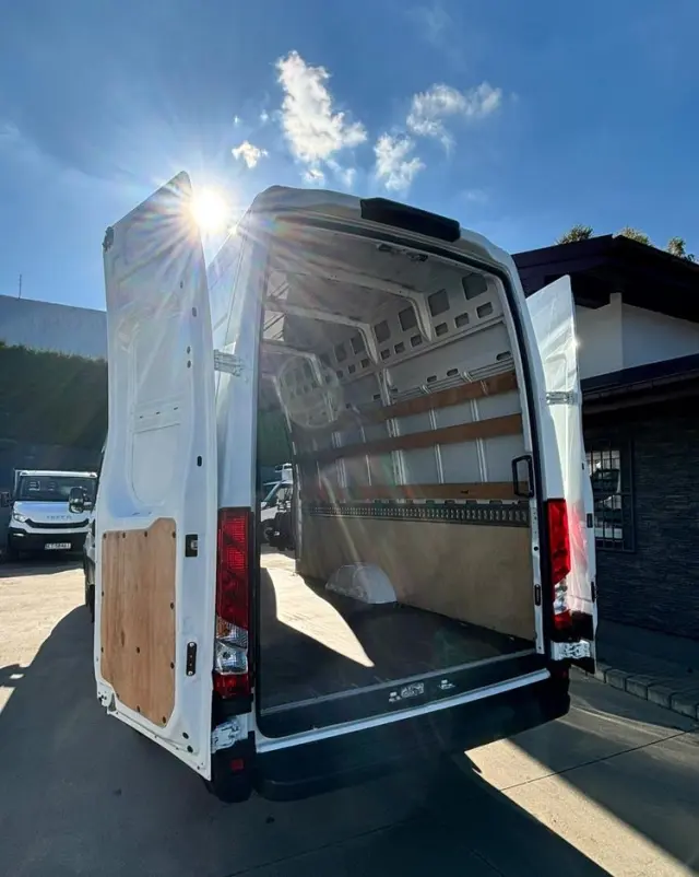IVECO Daily 35S18 Maxi Blaszak Długi Furgon 3.0 Blaszak L4H3 